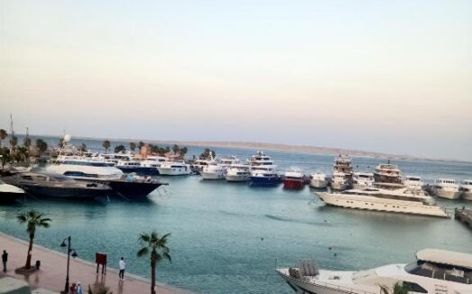 Modern 1-Bedroom Apartment with City Views & Spa Access